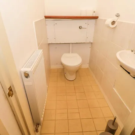 2 Park Nook Close