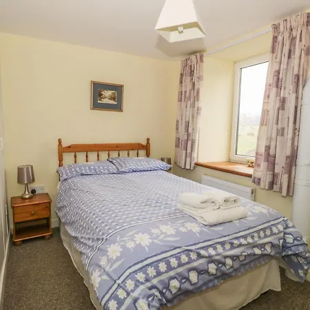 2 Park Nook Close